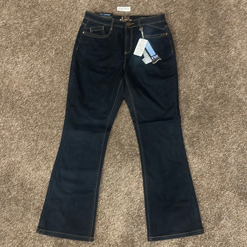 FDJ Higher rise bootcut jeans size 8P. New with tags.